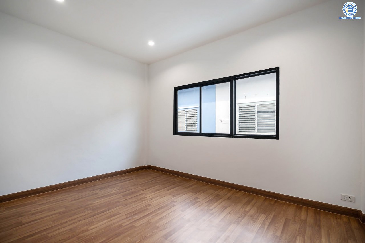 บ้านมือสองตกแต่งใหม่ โครงการ บ้านทอฝัน พิบูลย์สงคราม พร้อมอยู่ เนื้อที่ 16 ตร.ว. ฟังก์ชัน 3 ห้องนอน 2 ห้องน้ำ จอดรถได้ 1 คัน บนสุดยอดทำเล! เชื่อมถนนพิบูลย์สงคราม, วงศ์สว่าง, นครอินทร์ และติวานนท์ ใกล้จุดขึ้นทางด่วนศรีรัช-วงแหวนรอบนอก และรถไฟฟ้า "สถานีแยกติวานนท์"